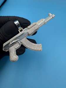 จี้รูปปืน AK 47 ประดับเพชรโมอิสซาไนต์ทรงกลม  จี้เงินแท้ 925  แบบ Iced Out สไตล์แร็ปเปอร์  จี้ปืนพกแบบสั่งทำพิเศษสำหรับผู้ชาย - Product Image 4