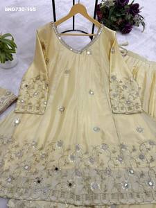 Ensemble Lehenga-Kurta & Dupatta de Qualité Supérieure pour Soirée, en Chinon avec Broderie et Travail de Miroirs Véritables, Mode Féminine, Exportateur - Product Image 3