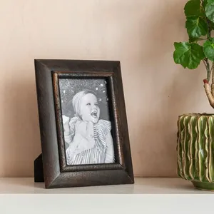 Cadre photo en bois artisanal, élégamment conçu pour une décoration rustique, avec surfaces polies et style intemporel. - Product Image 2