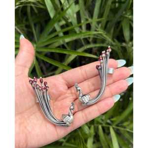 Boucles d'oreilles manchette Meera Jaipur Peacock Fashion - Accessoire élégant et accrocheur - Product Image 2