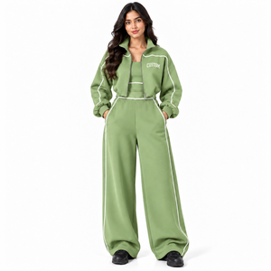 Ensemble de survêtement athleisure 3 pièces personnalisé pour femme, vert sauge, avec veste courte zippée, pantalon large et passepoil contrastant en polaire - Fournisseur - Product Image 1