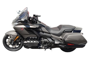 รับประกัน 2026 Gold Wing GL1800BT สีเงินด้าน 1833 ซีซี ระบายความร้อนด้วยน้ำ ระบบเกียร์ธรรมดา 6 สปีด รถมอเตอร์ไซค์ทัวร์ริ่งแบบใช้น้ำมัน มีสินค้าในสต็อก ซื้อเลย - Product Image 4