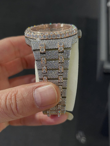 Reloj de Lujo con Esfera Árabe en Dos Tonos, Adornado con Diamantes Moissanite VVS |   Movimiento de Cuarzo ETA, Caja de Acero Inoxidable, Cierre Desplegable - Product Image 2