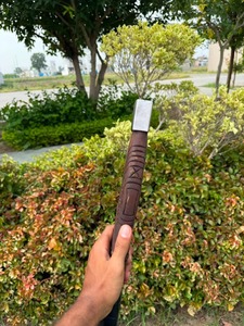 ขวานโทมาฮอว์กด้ามไม้ทำมือ พร้อมใบมีดเหล็กสลักลาย สำหรับใช้งานเอาตัวรอดกลางแจ้ง - Product Image 2