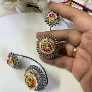 Boucles d'oreilles clous élégantes en argent antique plaqué or, fabriquées en Inde, avec perles et Kundan, disponibles à la vente - Product Image 5