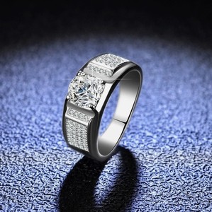 Bague de Fiançailles et de Mariage Unisexe de Luxe en Argent Sterling 925 Plaqué Or 18K avec Moissanite Taille Brillant et Sertissage à Griffes - Product Image 4