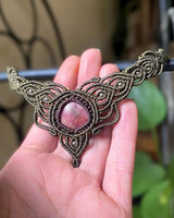 Collier ras du cou en macramé fait main avec pierres précieuses roses dorées, cordon marron, motif papillon complexe, style bohème, cristal de guérison, cadeau de mariage