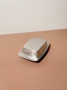 Beurrier en aluminium pour le rangement sur le comptoir de cuisine, offrant une construction durable et une présentation élégante et moderne sur la table à manger - Product Image 2