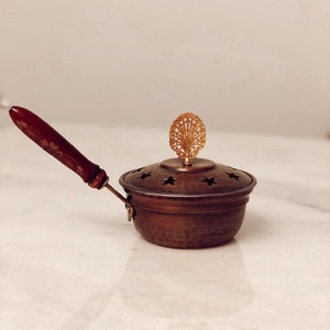 Quemador de Incienso de Hierro Hecho a Mano con Mango de Madera de Sándalo, Difusor Aromático para Uso en Todas las Estaciones - Product Image 6