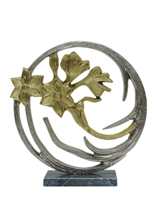 Sculpture circulaire moderne en aluminium argenté et doré en forme de fleur de Ginkgo sur socle en marbre - Décoration florale contemporaine pour table - Product Image 2