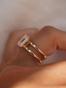 Bague solitaire à double anneau fendu avec diamant émeraude de laboratoire de 2 carats, certifiée IGI - Product Image 6