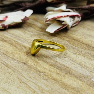 Nouvelle bague géométrique triangulaire très demandée, minimaliste en laiton, plaquée or 18 carats pour homme, design géométrique simple, vente en gros/OEM/ODM - Product Image 5