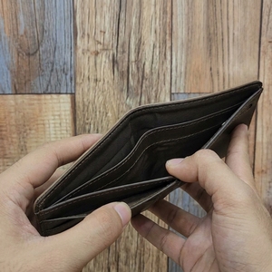 Cartera Bifold de Cuero Vintage Marrón Oscuro Moderna con Cierre, Monedero con Cremallera, Ventana para Identificación, Múltiples Ranuras para Tarjetas y Compartimentos para Efectivo para Hombre - Product Image 4