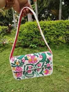 Adorno Floral Hecho a Mano con Cuentas de Vidrio Lavables, Forma Rectangular, Base Blanca con Borde Verde, Bordado Rosa Coral, Arte Coleccionable - Product Image 1