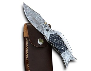 Cuchillo de bolsillo plegable de acero de Damasco forjado a mano con grabado de panal y mango de acero, agarre ergonómico, punta de caída OEM, con funda - Product Image 1