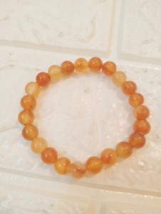 กำไลข้อมือมุกเทียมดีไซน์คลาสสิค SM-8 ของ Amaira Jewels ประดับลูกบอลสีส้ม ดีไซน์วินเทจ ชุบโรเดียมเทียม เหมาะสำหรับทั้งชายและหญิง เป็นของขวัญเครื่องประดับ - Product Image 3