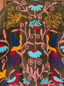 Veste courte artisanale en velours de coton brodée de motifs Suzani et d'oiseaux, style bohème floral, pour femme, artisanat intemporel personnalisé - Product Image 6