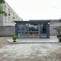 Pergola autonome à lames orientables avec structure en aluminium gris clair et toit rigide pyramidal pour villas et jardins – Direct Usine