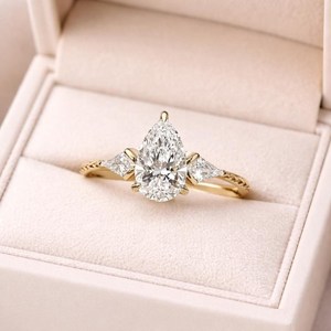 Diamante Cultivado en Laboratorio con Certificación IGI, Corte Pera, Piedras Laterales en Forma de Cometa, Oro Sólido de 10K, 14K, 18K, Color DEF, Claridad VVS, Joyería Fina - Product Image 6
