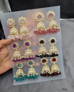 Elegante paquete de 12 pendientes Jhumkis de cristal multicolor, chapados en oro antiguo, de diseño étnico tradicional para mujer, al por mayor. - Product Image 3