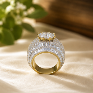 แหวนมอสซาไนต์ทรงกลมประดับเพชรตรงกลาง ชุบทองคำขาว 14K แหวนวันครบรอบสำหรับผู้หญิง ทรงบาแกตต์ ประดับเพชรแบบวงแหวน แหวนหมั้น - Product Image 2