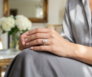 Anillo de compromiso de oro blanco de 14k con diamante de laboratorio de corte esmeralda, anillo solitario con micro pavé y halo, proveedor de anillos de boda de oro y diamantes - Product Image 1