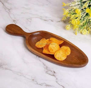 Tabla de Servir Larga de Madera de Nogal de Lujo con Mango, Tabla de Charcutería Versátil para Delicias Culinarias, Ranura para Jugos Reversible - Product Image 1