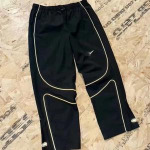 Conjunto Deportivo de Dos Piezas con Chaqueta Cortavientos y Pantalones Joggers de Nailon con Logotipo Personalizado de Diseño Moderno, 100% Nailon para Hombre - Product Image 4