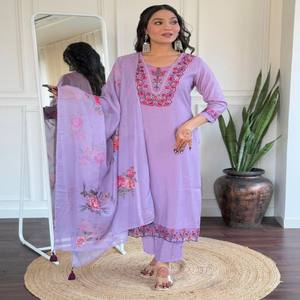 Conjunto de Kurta y Pantalón Bordado VASTRA COTTAGE con Dupatta de Organza con Borde de Encaje, Traje Étnico para Fiestas para Mujer - Product Image 1