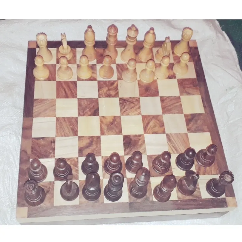 अद्वितीय गुणवत्ता क्लासिक डिजाइन लकड़ी शतरंज ने चुंबकीय टुकड़ों और 10x10 इंच के साथ एक वर्ग लकड़ी के हस्तनिर्मित तह शतरंज सेट किया