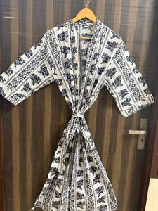 Bata Kimono para Mujer con Estampado Floral, Hecha a Mano, 100% Algodón Transpirable, Cuello en V, Cierre con Cordón, Largo hasta el Tobillo - Product Image 1