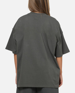 เสื้อยืดสีเทาโอเวอร์ไซส์สำหรับผู้หญิงสั่งทำพิเศษ ผลิตจากผ้าคอตตอนผสมคุณภาพพรีเมียม ระบายอากาศได้ดีและสวมใส่สบาย เหมาะสำหรับใส่ลำลอง - Product Image 3