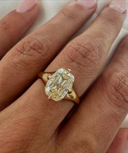 Bague solitaire à 4 griffes avec diamant jaune de laboratoire taille coussin allongée de 3 carats, certifiée IGI - Product Image 6