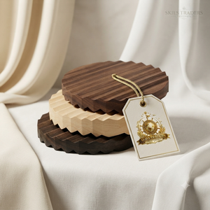 Ensemble de sous-verres ronds empilables en bois avec bord cannelé, étiquette Skies Traders, plusieurs couleurs de bois, décoration de table élégante - Product Image 1