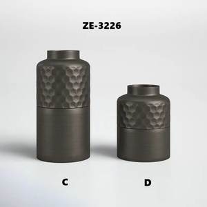 Vase à fleurs décoratif en métal fait main pour des projets de décoration résidentielle élégants dans le monde entier, cadeau de luxe haut de gamme - Product Image 1