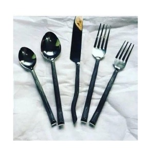 ชุดช้อนส้อมสแตนเลสสตีลหรูหราทันสมัยแบบ 5 ชิ้น สีทอง ดีไซน์เรียบหรู เป็นมิตรต่อสิ่งแวดล้อม เหมาะสำหรับการรับประทานอาหารระดับพรีเมียม พร้อมผิวสัมผัสโลหะที่สวยงาม - Product Image 6