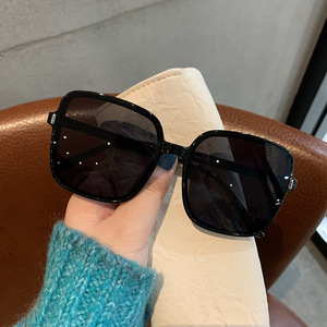 Pulinsi Gradient Color High Aesthetic High End Retro Women's Sunglasses UV400 Model 97067 - Product Image 4