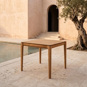Table de salle à manger de patio moderne et minimaliste en teck séché au four avec plateau à lattes, assemblage à mortaise et tenon, finition naturelle finement poncée, style bistrot - Product Image 1