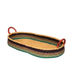 Cesta de cambio de mimbre con franjas oscuras únicas y ribetes verdes, junto con bandeja de cambio para niños de ratán y prácticas asas rojizas. - Product Image 2