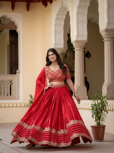 Lehenga Choli en soie rouge brodée, style séquence charismatique, pour femme - Product Image 1