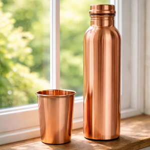 Botella de cobre optimizada para mantener la temperatura neutra, conservando la frescura del agua sin alterar el sabor natural. - Product Image 1