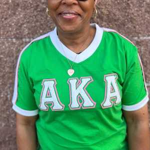 Camiseta AKA Premium de Chenille con Cuello en V para Mujer, Bordado con Letras Griegas, Ribete en Contraste, Cuello en V, Top Casual de Alta Calidad - Product Image 6