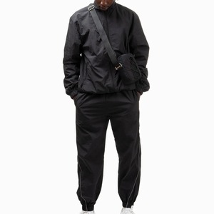 Ensemble de survêtement coupe-vent personnalisé en nylon pour homme : veste de sport zippée et pantalon coupe-vent pour l'entraînement - Product Image 1