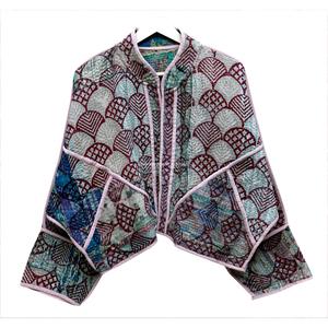 เสื้อแจ็คเก็ตผู้หญิงแบบพรีเมียม ตกแต่งด้วยผ้าคันธา คอจีน แขนเสื้อปกติ แต่งขอบตัดกัน ผลิตจากผ้าฝ้ายที่เป็นมิตรต่อสิ่งแวดล้อม ระบายอากาศได้ดี - Product Image 1