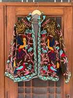 Veste courte artisanale en velours de coton brodée de motifs Suzani et d'oiseaux, style bohème floral, pour femme, artisanat intemporel personnalisé