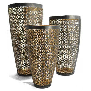 Ensemble de 3 bougeoirs ronds en fer avec revêtement intérieur en or et extérieur en poudre noire fini pour la décoration intérieure - Product Image 3