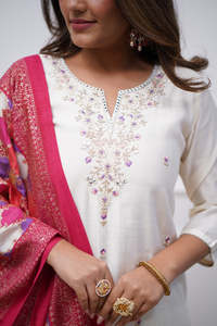 Ensemble Kurti en soie Chanderi blanche de luxe pour femmes, brodé, avec pantalon en viscose Chandetri et dupatta imprimé - Product Image 5