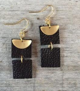 Pendientes de cuero negro y latón – Pendientes colgantes hechos a mano con detalles en latón dorado, joyería moderna minimalista, venta al por mayor - Product Image 2