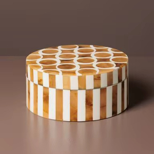 Boîte de rangement en résine écologique de luxe, collection artisanale, motif bijoux sophistiqué sur le thème de l'amour, pour colliers et bagues - Product Image 1