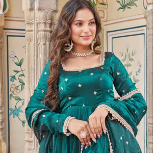 Collection Festive : Ensemble Moderne de Robe Anarkali Sans Manches pour Femme - Idéal pour Diwali, Mariages, Plage, Réversible et Extensible - Product Image 1